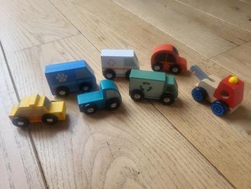 Houten auto's beschikbaar voor biedingen