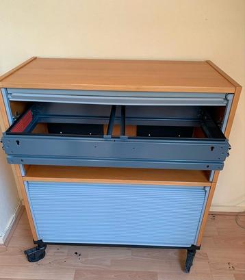 Effectiv archiefkast  (hangmappen) met 2 roldeurtjes.