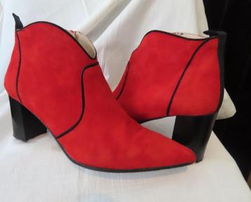 Suede laarsje in sprekend rood van Lamica mt 41 beschikbaar voor biedingen