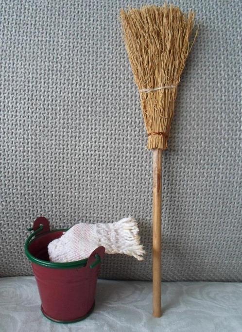 Oude Miniatuur Emmer, dweil en bezem. Jaren '60, Verzamelen, Poppenhuizen en Toebehoren, Gebruikt, Gebruiksvoorwerp, Ophalen of Verzenden