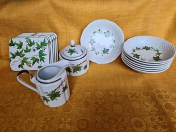 Servies en coaster set klimopmotief beschikbaar voor biedingen