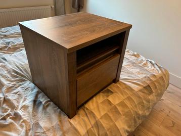 Zo goed als nieuw bruin houten nachtkastje beschikbaar voor biedingen