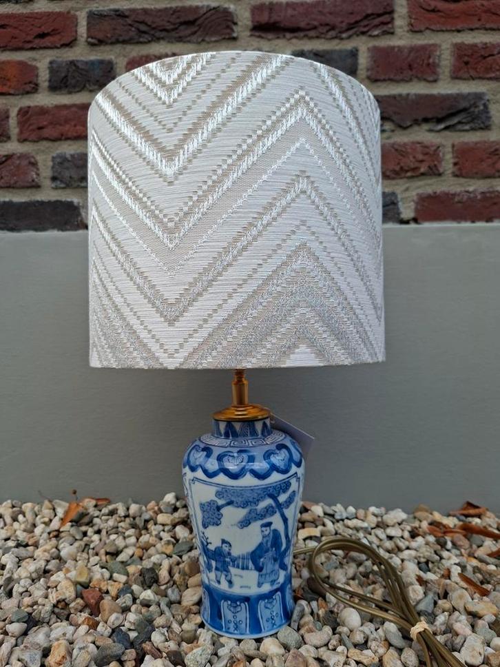 Vaaslamp Chinees porselein met handgemaakte lampenkap zigzag, Huis en Inrichting, Lampen | Lampenkappen, Zo goed als nieuw, Minder dan 25 cm