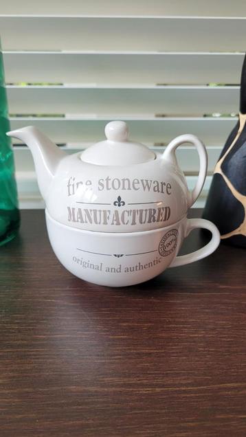 Theeset met theepot en kop beschikbaar voor biedingen
