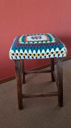 Mooie kruk, met gehaakte zitting, Ophalen, Zo goed als nieuw, Hout