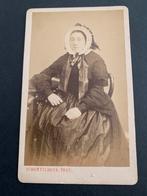 cdv carte de visite klederdracht dame Gorinchem Schorteldoek, Foto, Klederdracht, Ophalen of Verzenden, Zo goed als nieuw