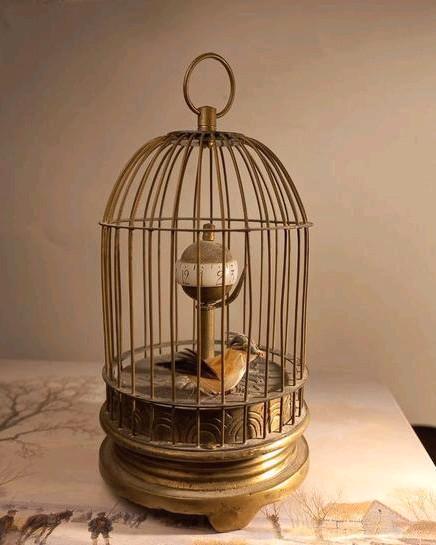 Leuk klein klokje met bewegend vogeltje, Antiek en Kunst, Antiek | Klokken, Ophalen of Verzenden