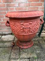 Antieke zware gietijzeren vaas met versieringen en handvaten, Tuin en Terras, Tuinvazen, Ophalen, Gebruikt