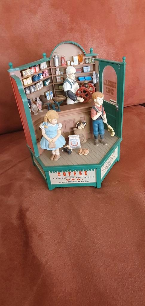Enesco muziekdoos General store, Antiek en Kunst, Antiek | Speelgoed, Ophalen of Verzenden