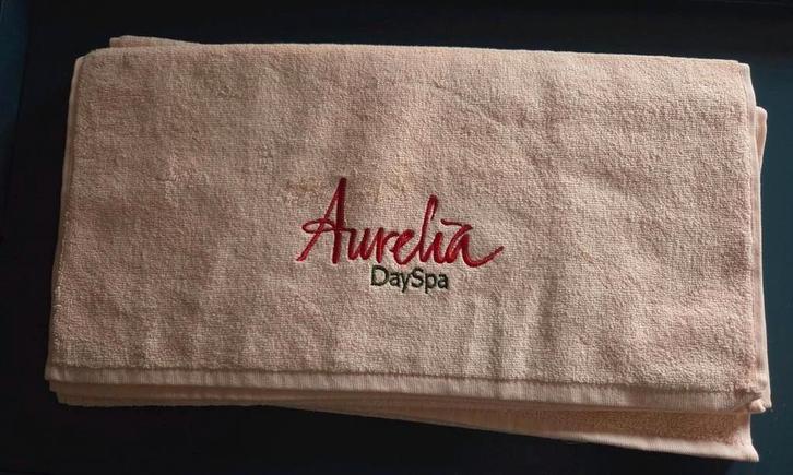 Doos met 60 nieuwe zachte zalmroze handdoeken - 100% katoen, Huis en Inrichting, Badkamer | Badtextiel en Accessoires, Nieuw, Ophalen of Verzenden