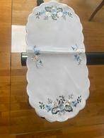Wit kleedje met blauwe geborduurde bloemetjes., Huis en Inrichting, Tafelkleden, Nieuw, Binnen, Ophalen of Verzenden, Ovaal