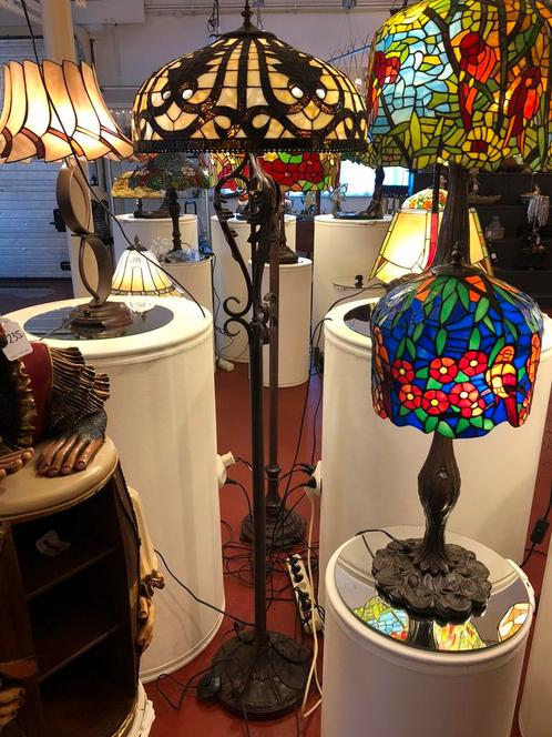 MOOIE TIFFANY LAMPEN , weer nieuwe modellen binnen, Huis en Inrichting, Lampen | Tafellampen, Nieuw, Minder dan 50 cm, Glas, Ophalen of Verzenden