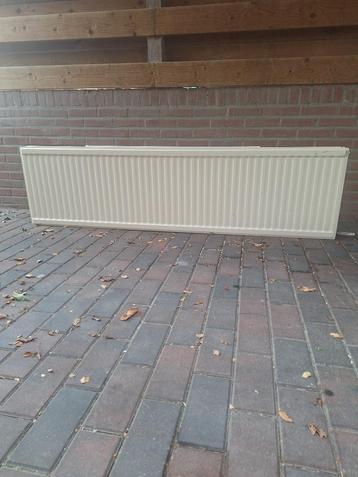 Radiatoren inclusief beugels en thermostaatknop beschikbaar voor biedingen