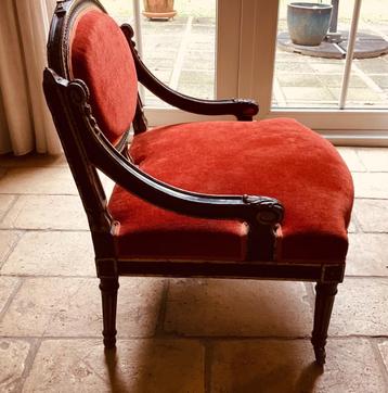Antiek voetstoeltje Lodewijk XVI met rode trijp bekleed beschikbaar voor biedingen