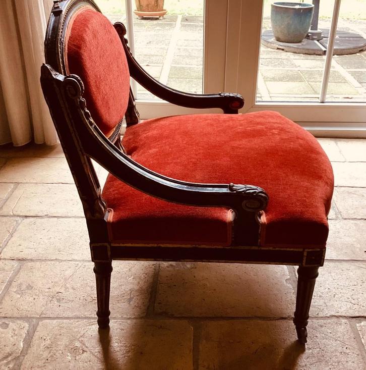 Antiek voetstoeltje Lodewijk XVI met rode trijp bekleed, Antiek en Kunst, Antiek | Meubels | Stoelen en Banken, Ophalen