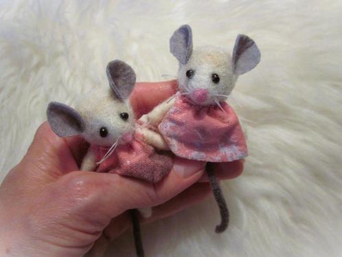 Baby tweeling muisjes van viltwol - 7cm - muizenhuis  blythe, Verzamelen, Poppetjes en Figuurtjes, Nieuw, Verzenden