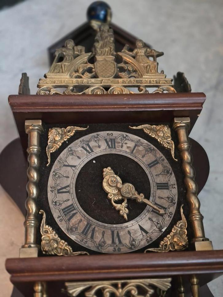 Friese staart klok wandklok met messing kogels, Antiek en Kunst, Antiek | Klokken, Ophalen
