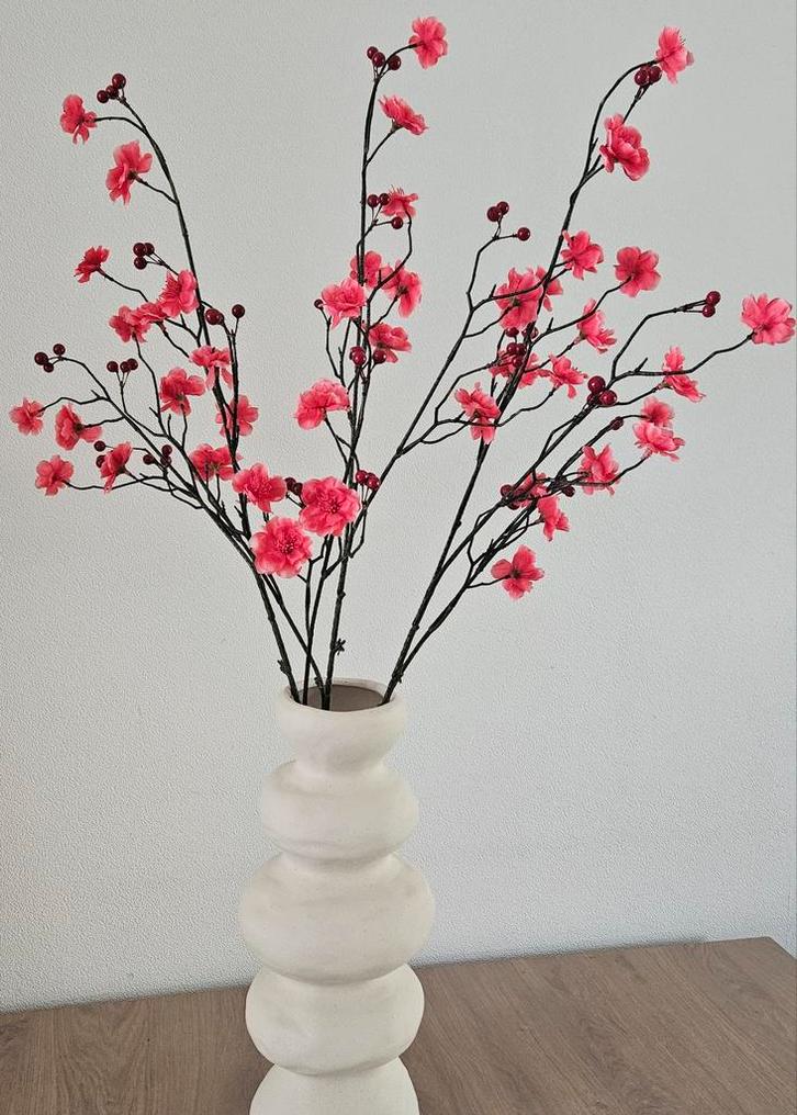 Drie nieuwe kersenbloesemtakken  rood roze besjes nieuw, Huis en Inrichting, Woonaccessoires | Zuilen en Pilaren, Nieuw, Ophalen of Verzenden