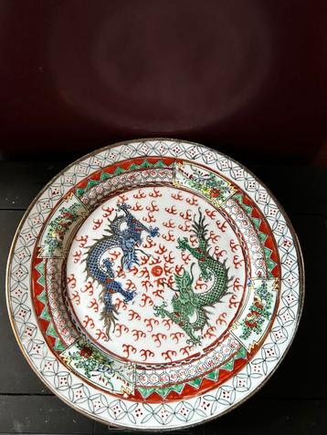 Antiek Chinees bord met drakenmotief beschikbaar voor biedingen