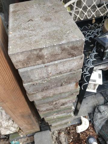 Beton tegels gratis af te halen beschikbaar voor biedingen