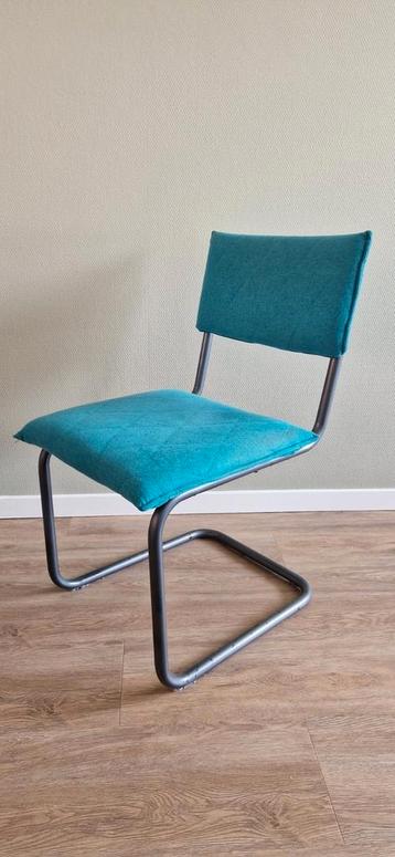Nette groen blauwe stoel beschikbaar voor biedingen