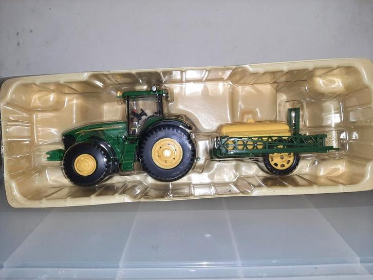 John Deere 7720 met veldspuit. Ertl-Britains. 1:32, Hobby en Vrije tijd, Modelauto's | 1:32, Nieuw, Tractor of Landbouw, Britains