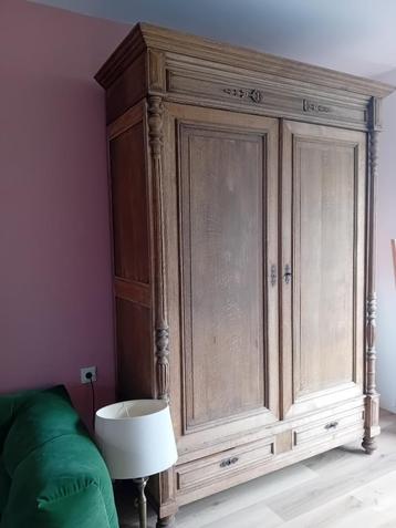 Houten kast beschikbaar voor biedingen