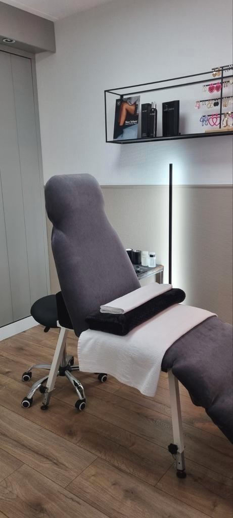 Behandelstoel #pedicure #wenkbrauwen #massage, Sport en Fitness, Massageproducten, Gebruikt, Massagetafel, Ophalen