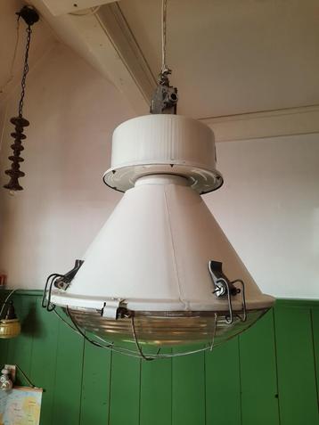 Industriële Poolse Fabriekslamp E27 beschikbaar voor biedingen