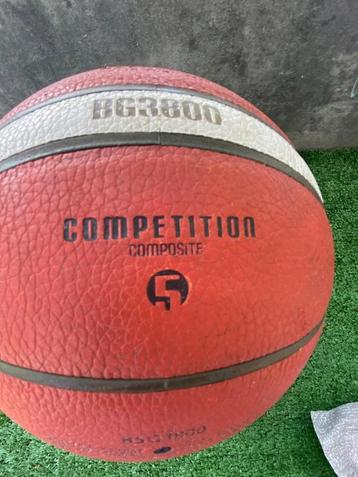 2 basketballen  beschikbaar voor biedingen