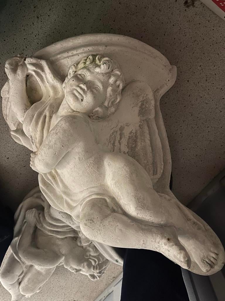 Oude zandstenen engelen te koop, Ophalen