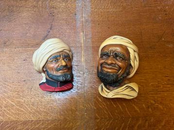 Twee Vintage Wanddecoratie Beelden van Mannen beschikbaar voor biedingen