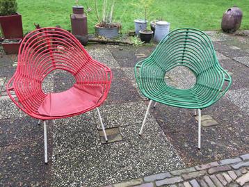 Twee rotan stoelen beschikbaar voor biedingen