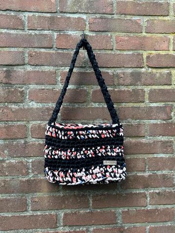 handgemaakte schoudertas van t-shirtgaren beschikbaar voor biedingen