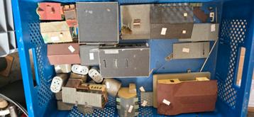 Krat vol modelbouw huisjes en pilaren beschikbaar voor biedingen