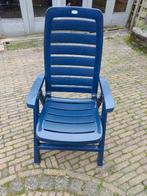 3 stoelen en een tafel, Ophalen, Gebruikt, Kunststof