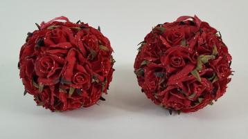 2 grote kerstballen, decoratieballen, kunstrozen, rozen. W2 beschikbaar voor biedingen