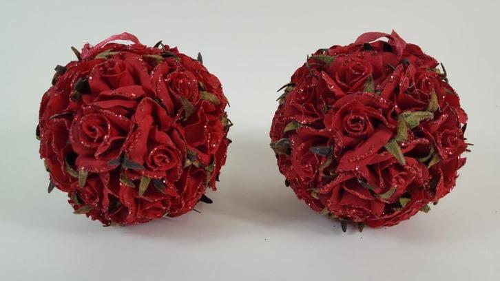 2 grote kerstballen, decoratieballen, kunstrozen, rozen. W2, Diversen, Kerst, Gebruikt, Ophalen of Verzenden