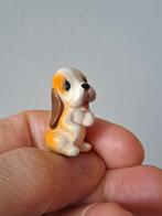 Zittende Basset hond, porselein 3x1.5x3.5cm, Ophalen of Verzenden, Zo goed als nieuw, Hond of Kat, Beeldje of Figuurtje