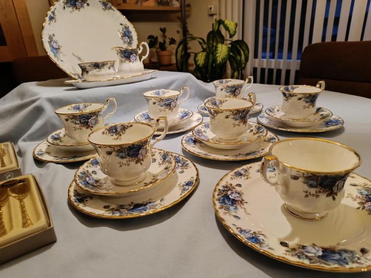 Te koop: Royal Albert servies Moonlight Rose 6 sets 25 delen, Antiek en Kunst, Antiek | Servies compleet, Ophalen of Verzenden