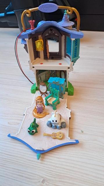 Rapunzel Disney poppetjes met huisje  beschikbaar voor biedingen