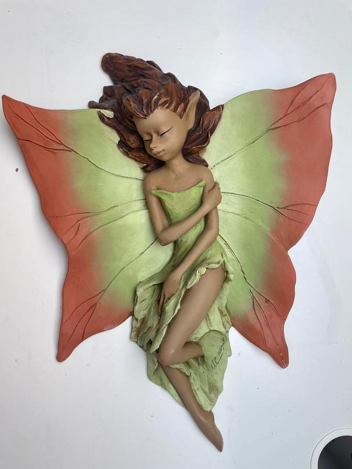 Wand sculptuur van slapende elf of fee, Antiek en Kunst, Kunst | Beelden en Houtsnijwerken, Ophalen of Verzenden