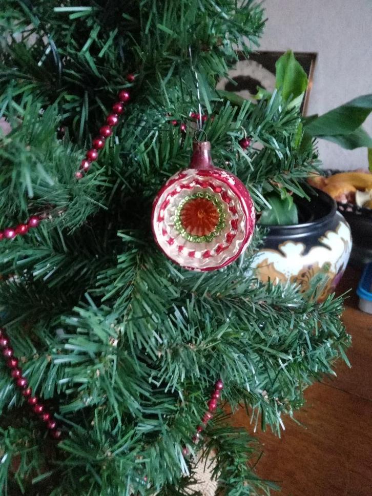 oude glazen kerstbal model deukbal rood zilver, Diversen, Kerst, Gebruikt, Ophalen of Verzenden