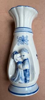 Leuk klein vaasje met liefdespaar, stijl: Delfts Blauw, Antiek en Kunst, Ophalen of Verzenden