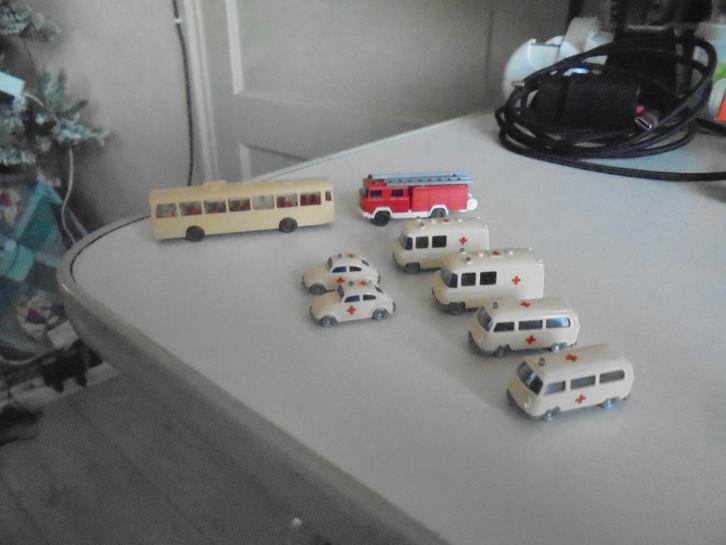 N spoor autos 8 stuks,ambulance brandweer+ bus, Hobby en Vrije tijd, Modeltreinen | N-Spoor, Nieuw, Overige typen, Gelijkstroom