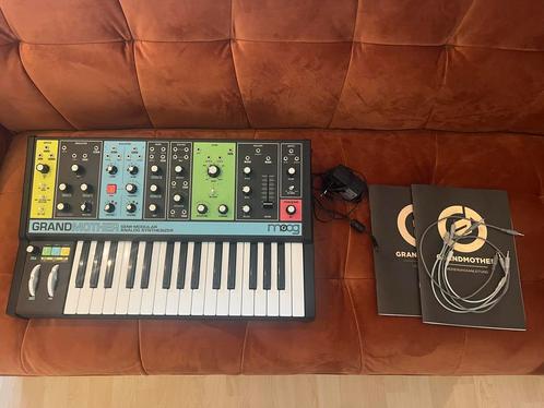 Moog Grandmother Analoge Synthesizer - Zo goed als nieuw, Muziek en Instrumenten, Synthesizers, Zo goed als nieuw, 49 toetsen