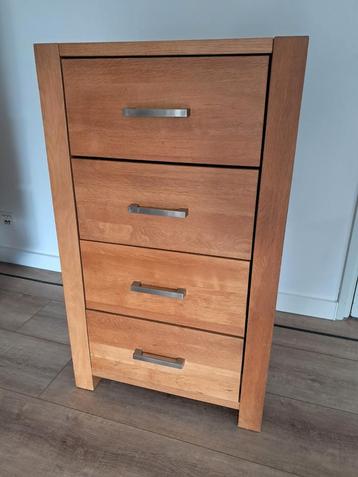 Mooie houten ladekast met 4 laden beschikbaar voor biedingen