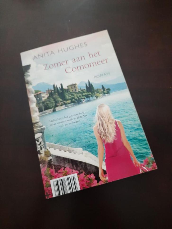 Anita Hughes - zomer aan het Comomeer, Boeken, Romans, Zo goed als nieuw, Ophalen of Verzenden