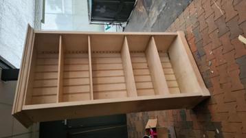 Boekenkast beschikbaar voor biedingen