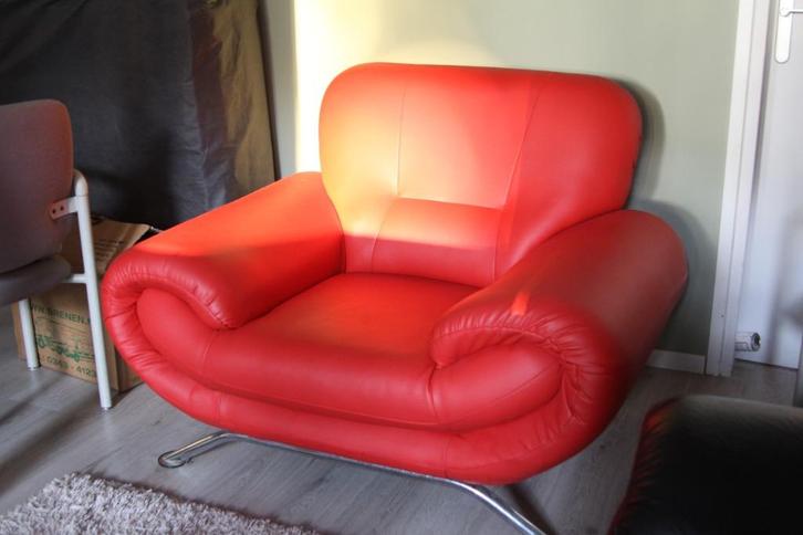 Design stoel rood - een echte eyecatcher, Huis en Inrichting, Fauteuils, Gebruikt, Kunststof, Metaal, 125 cm of meer, 75 tot 100 cm